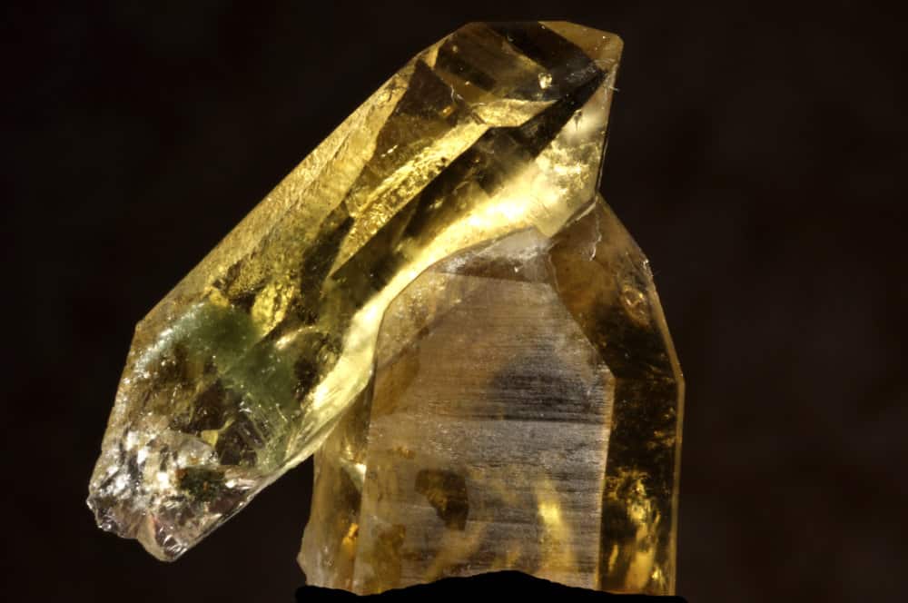 citrine, a yellow crystal to attract power and money